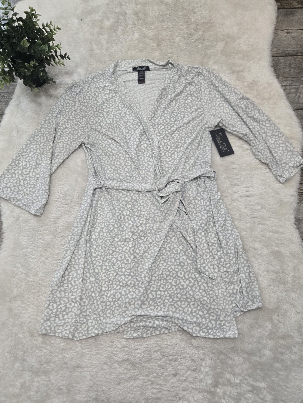 René Rofé Gray & White Leopard Print Loungewear Chic Cozy Luxe Wrap Robe, M NWT